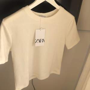 Stickad t-shirt från Zara, endast använd fåtal gånger🩷