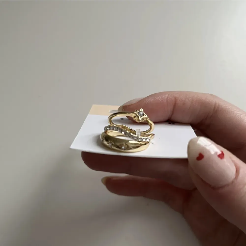 Superfina guldiga ringar, helt oanvända. Tyvärr lite för små för mig 😇. Accessoarer.