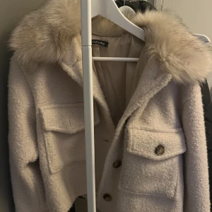 Jacka - Super fin jacka från chelsea, den är sparsamt använd och är som ny💕 perfekt nu till höst/ vinter!