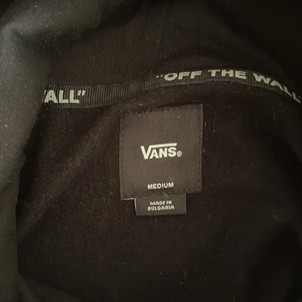 En fin Vans hoodie med tryck på ryggen. A säljer för att den inte kommer till användning. Pris kan diskuteras. Skriv om du har frågor:). Hoodies.