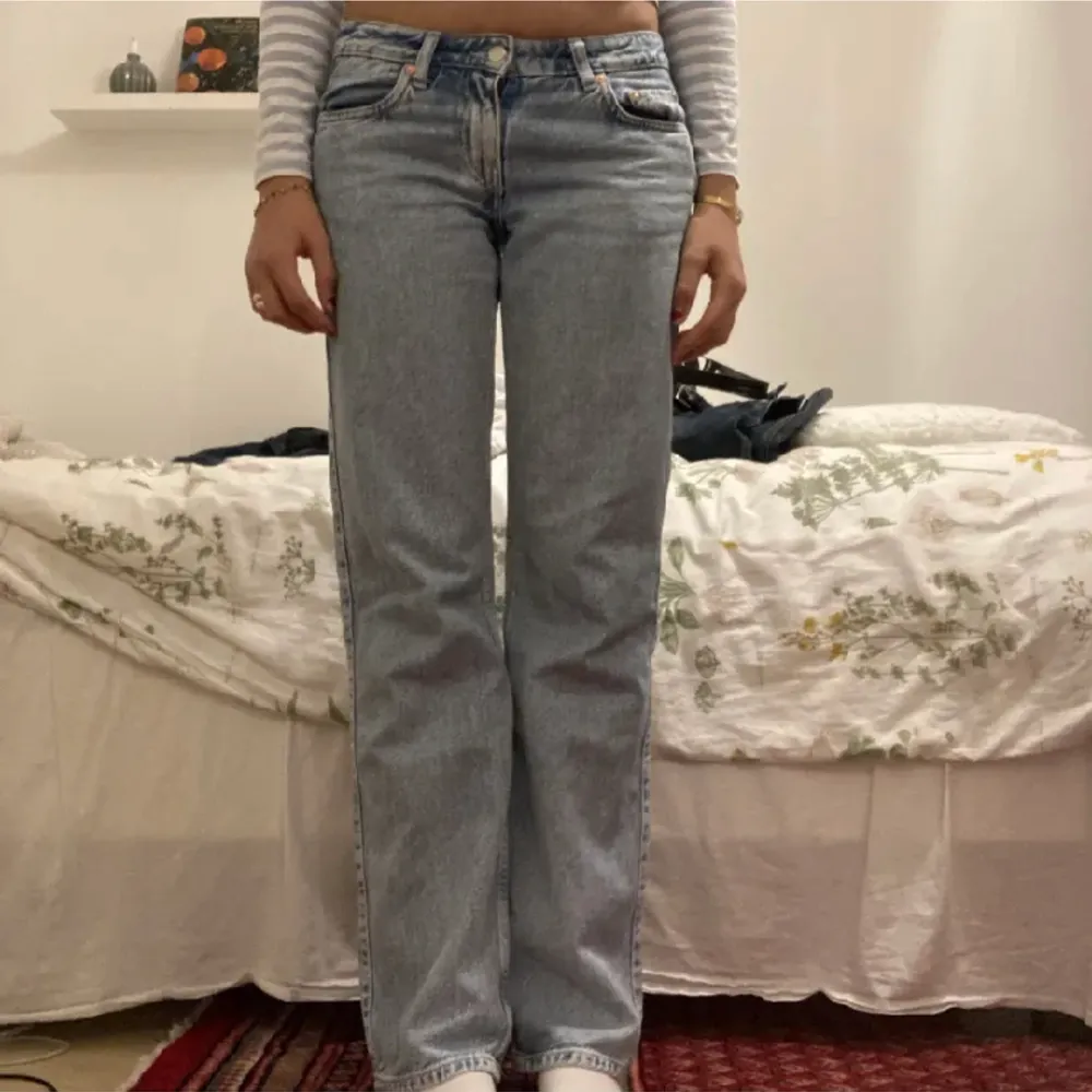 Fina lågmidjade jeans från weekday i modellen arrow. Bra skick.. Jeans & Byxor.