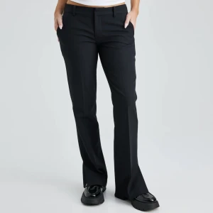 Lågmidjade kostymbyxor  - Säljer mina stilrena lågmidjade kostymbyxor från BikBok! 💖