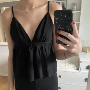 Bikbok linne - Säljer detta fina linne från bikbok i fint skick. Hör av dig om du undrar något🤍⭐️