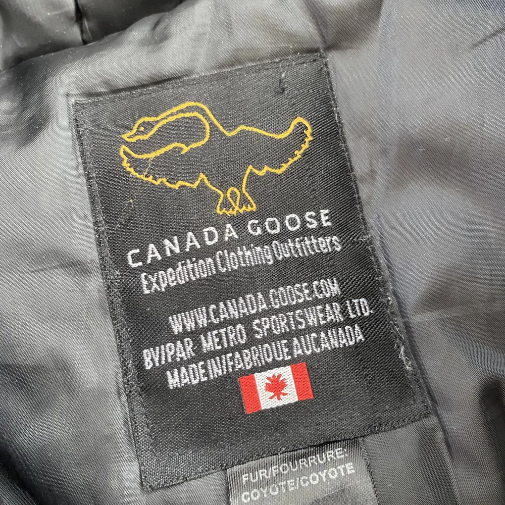 Säljer min tvärfeta Canada Goose Jacka i färgen svart som är perfekt till vintern. Skulle säga skick 9/10 då den använts ett fåtal gånger. Fick den i present så vet inte om den är äkta eller inte därför priset. Priset kan diskuteras vid snabb affär. . Jackor.