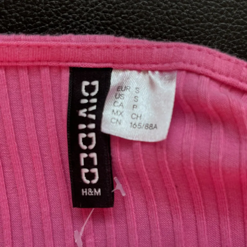 En rosa topp i storlek S från H&M. Aldrig använd, nyskick! Skriv för fler bilder 🥰💞. Toppar.