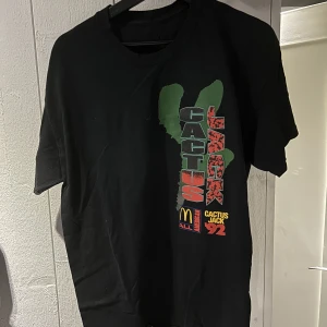 Travis scott merch - En Travis scott x McDonalds inköpt från hans hemsida. Storlek M, sitter som en vanlig M. Använd 1 gång.