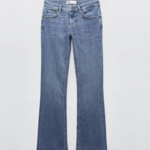 Low waisted bootcut jeans - Säljer mina populära slutsålda jeans från zara som inte kommer till användning då jag har ett par likadana. Dom är endast använda en gång och är i väldigt bra skick. Nypris 399kr och säljer dom för 300kr. Skriv ifall fler bilder önskas! 