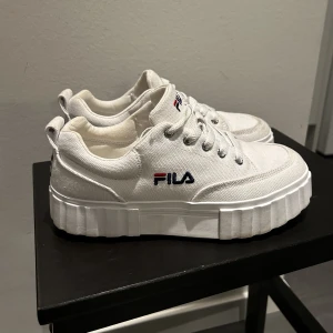 Fila  - Tygskor från fila med platå, storlek 37. använda ett fåtal gånger pga för stora för mig. 