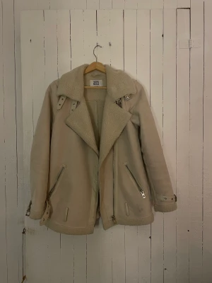 Sammet jacka - En beige sammet jacka i storlek S. Jackan kommer inte till användning därav säljer jag den! Supersnygg och varm. Inga hål eller slitningar någonstans, heller inga fläckar som inte går bort.