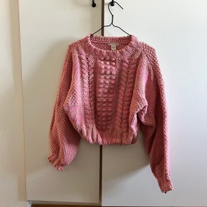 Stickad tröja - Superfin och mysig stickad tröja i storlek 38 (skulle säga att den passar en storlek XS-M). Ser väldigt lyxig ut! Mötas upp i Stockholm eller fraktas!