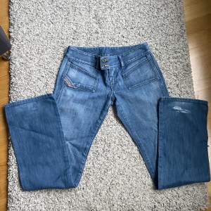 Säljer dessa Lågmidjade jeans från diesel. Midjemåttet är ca 37 cm rakt över och innerbenslängd ca 82 cm. Har inga bilder på!