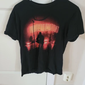 Louis Tomlinson crew t-shirt merch - Limited Louis Tomlinson t-shirt från hans online konsert 2020❤️‍🔥 Knappt använd. Ordinarie pris 330kr. Frakt ingår.