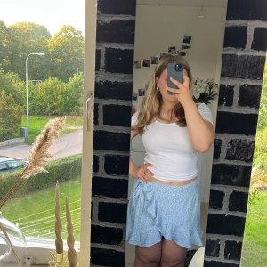 Blå blommig Kjol - Säljer nu denna fina blå blommiga kjolen i storlek S pågrund av att den inte kommer till användning längre💛den är fortfarande i nyskick🙌🏻💛