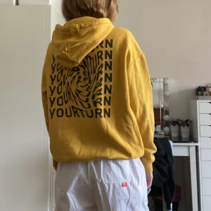Hoodie - Tryck gärna på ”köp nu” för billig o språbarfrakt 🥰 Gul hoodie med coolt tryck på ryggen. I fint skick förutom någon liten fläck som inte syns när man har på sig den (kolla sista bilden). Säljer då jag har för många hoodies 💛