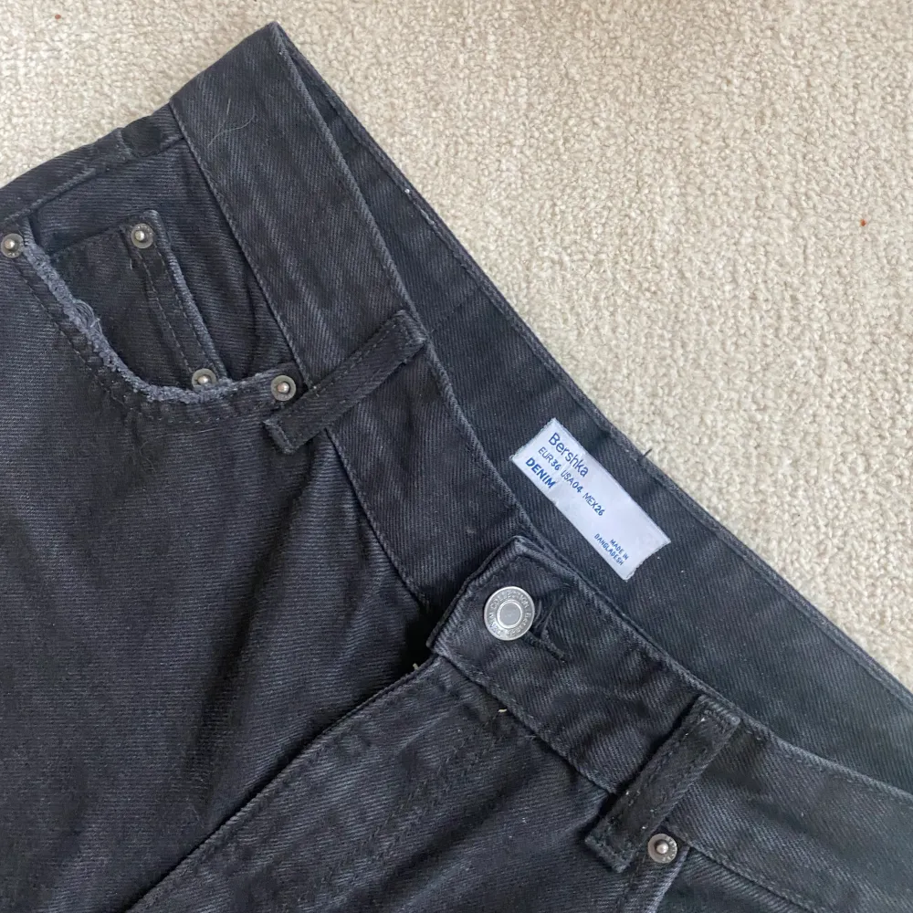 Jättesnygga raka jeans från bershka! Nyskick, sälj för de inte kommer till användning! 💗. Jeans & Byxor.
