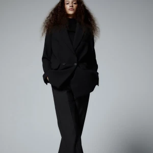 Svart kavaj  - Säljer denna svarta kavajen från zara. Den är i storlek L och använd 2 gånger.