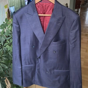 Skräddarsydd kavaj - Har två stycken likadana kavajer. På den ena saknas en knapp på framsidan men det finns en reservknapp på insidan som man kan sy på. Storleken är ungefär 56.   Pris på den utan knapp är 69 kr. På den med knapp är 99. 