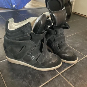 Isabel marant skor - Köpt på vestaire, fick ingen låda eller dustbag tyvärr. Använd fåtal gånger passar strl 39 också.