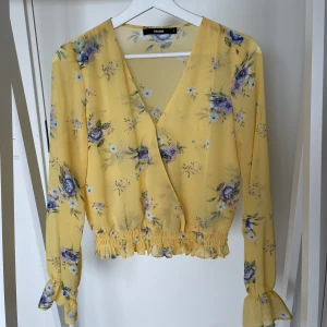 Blommig blus  - Jättefin blus som tyvärr är för liten för mig. Har använt den en gång bara. Tendens till ett litet hål på baksidan (se sista bild eller zooma in på första för att se hur litet det är). Syns knappt.