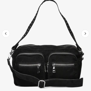 Noella väska  - Säljer min älskade noella väska då jag köpt en annan. Fint skick, bara liite guldig på dragkedjan, fråga  efter fler bilder isåfall. Båda banden är med💗 ( pris kan diskuteras) nypris 799.