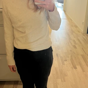 stickad tröja  - En stickad tröja från vero Moda. Passar till allt och är super snygg att ha nu till hösten!!