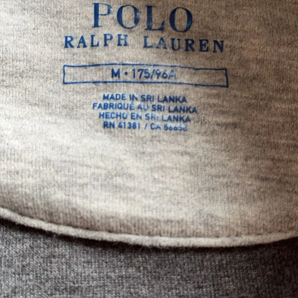 Ralph lauren 3/4 zip i 9/10 skick, tröjan har inga slitningar eller fel. Det står medium (175 i tröjan) fast Rl storlekar är små så den sitter som en S eller mer specifikt för någon som är runt 175 cm lång. Hör av dig om du vill veta mer!. Tröjor & Koftor.