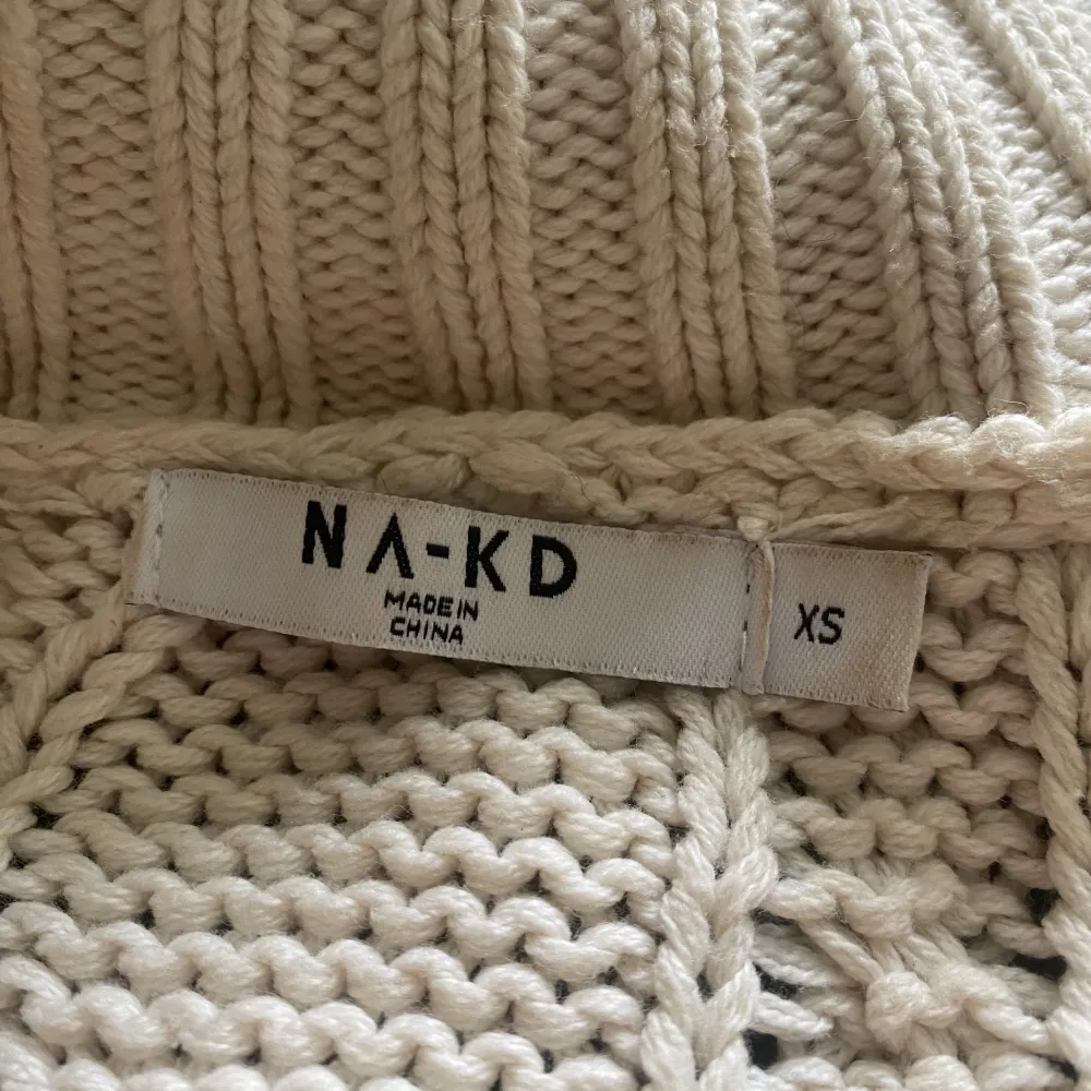 så mysig tröja från NA-KD, ljus beige och kommer tyvärr inte till användning , inga defekter, storlek XS❣️❣️ . Stickat.