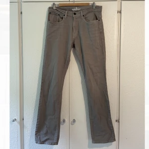 Gråa Jeans  - Gråa Jeans från Grant, precis på gränsen till för korta på mig som är 177 cm  Midja 34 Längd 34 