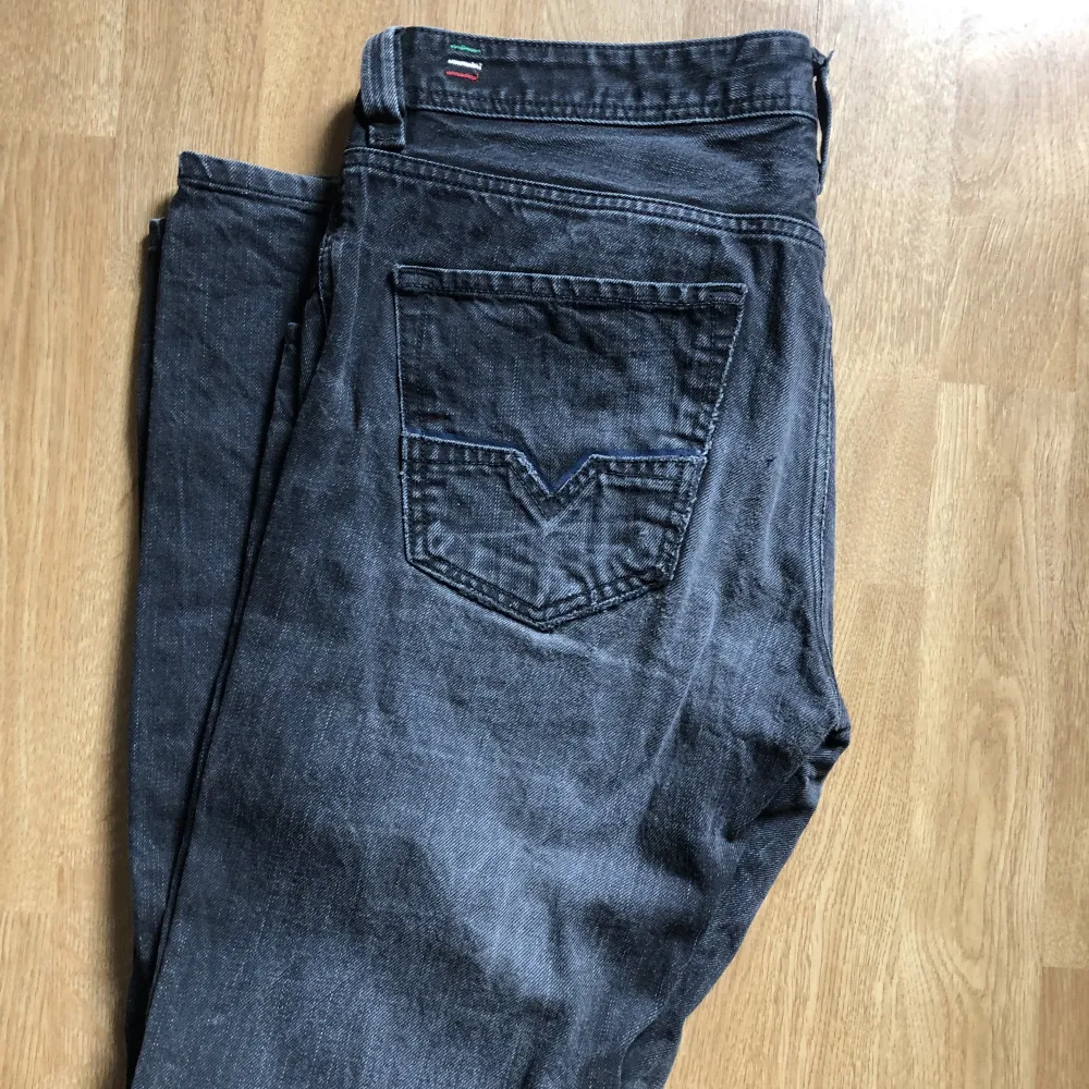 Skitnaygga jeans som ej kommer till användning. Är lågmidjade och riktigt bra kvalitet. Blå smådetaljer. Jeans & Byxor.