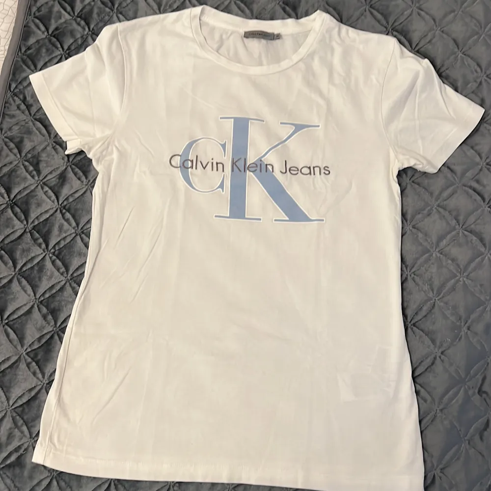 Äkta Calvin Klein t shirt, använd fåtal gånger, storlek M. T-shirts.