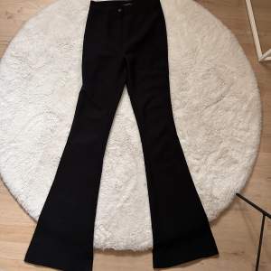 Svarta kostymbyxor från Trendyol. Storlek 34 och som ny då dom knappt är använda. Modellen på byxorna är väldigt lång.💕