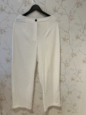 Kostymbyxor  - Säljer dessa snygga bita kostymbyxor från Bershka. Helt oanvända med prislappen kvar