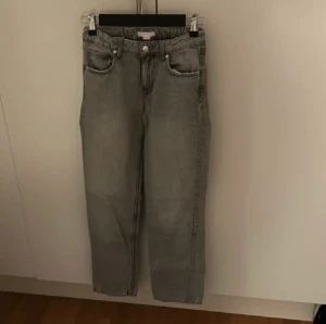 Young gina jenas - Young gina jeans med ett litet hål som säkert går och laga. Annars är den i bra skick. Använd några gånger. Ny tvättade så kan vara tjat i början. Orginal pris 349kr. Kanske är i storlek 152 men måste dubbel kolla