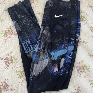 Helt nya trädningstajts (Nike) 🩷 - Aldrig använda pga är för stora i midjan 