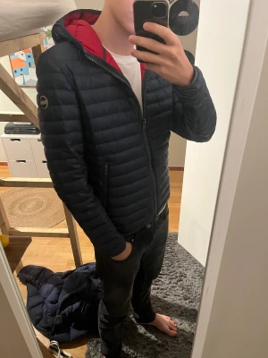 Colmar jacka - Säljer nu denna snygga jacka som är köpt i italien från Colmar. Inga defekter förutom fläcken. Nypris 2800kr, mitt pris 800! 🤑🇮🇹🕶️