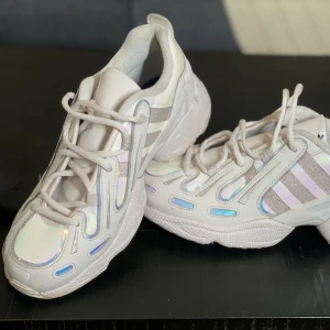 Adidas skor - Storlek är 39 och det passar för 39 1/2, använd tre gånger. Köpte för 1200 kr