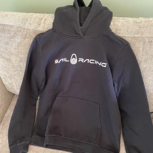 Hoddie  - Säljer denna Sail Racing hoddie till mycket bra pris. Plagget är som nytt och i perfekt skick! Pris kan diskuteras!