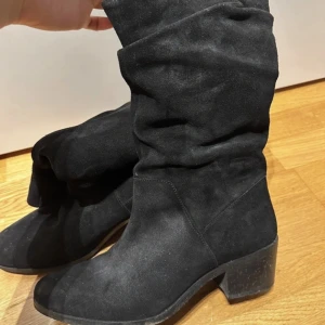 Boots  - såååå fina boots som är o storlek 40 men sitter mer som 39 då dom är små i storleken!
