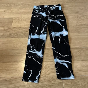 Jeans - Köpta på new yorker. Lagade på höger knä av sömmerska. 