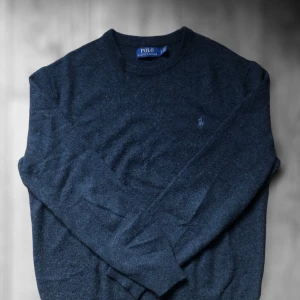 Ralph lauren teöja - En riktig snygg tröja av Ralph lauren i 100% merino ull. Nyskick. Den är i storlek L men passar XS/S.  Skriv vid frågor eller funderingar🍁