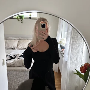 Tröja - Svart basic ribbad tröja, hjärtformad ringning. Inga defekter