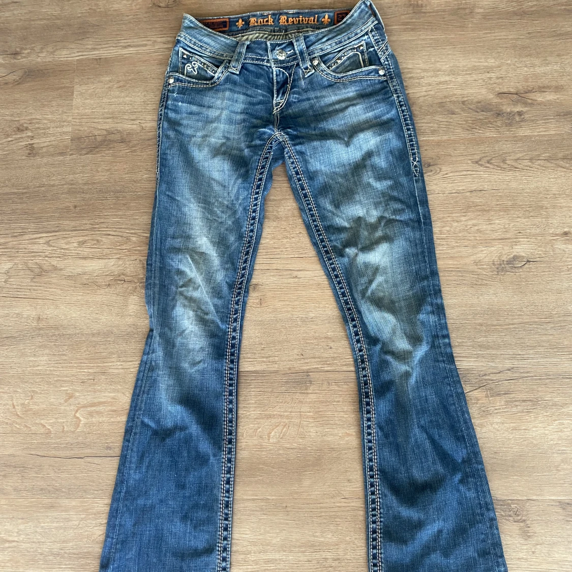 lågmidjade bootcut rock revival jeans