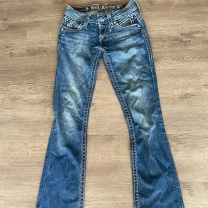 lågmidjade bootcut rock revival jeans - lågmidjade bootcut jeans från rock revival! superfint skick med bara lite slitningar nere vid marken bara, tyvärr aldrig använda av mig då dom är för långa   midjemått - ca 37 cm innerbenslängd - ca 83 cm