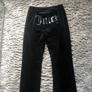 Juciy couture byxor  - Svarta Juciy couture byxor med stenar på baksidan i storlek S. Sitter lite tight på mig som brukar ha storlek S i byxor. Bra skick har använts 2-3 gånger bara. Alla strand sitter på. Pris kan diskuteras till viss del. Skriv privat om ni har några frågor❤️
