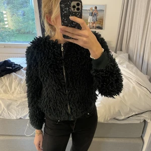 Fluffig kofta - Så satans fin lurvig/fluffig kofta och perfekt nu till hösten!💕 Köparen står för frakten!💕