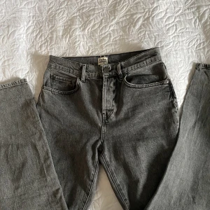 Gråa jeans  - Straight leg gråa jeans, mellanmidjade eller lågmidjade på mindre storlekar. Från twist&tango. 