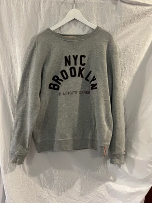 Tommy hilfiger tröja - Tommy Hilfiger tröja, grå färg, bomull, storlek L.