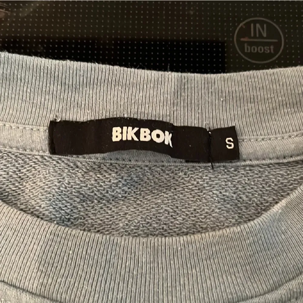 Säljer den här sweatshirten från Bikbok i stl S! Använt skick och lite nopprig därav priset💘 färgen är svår att beskriva, typ blå/grön🫶🏼 men mer grön enligt mig. Tröjor & Koftor.