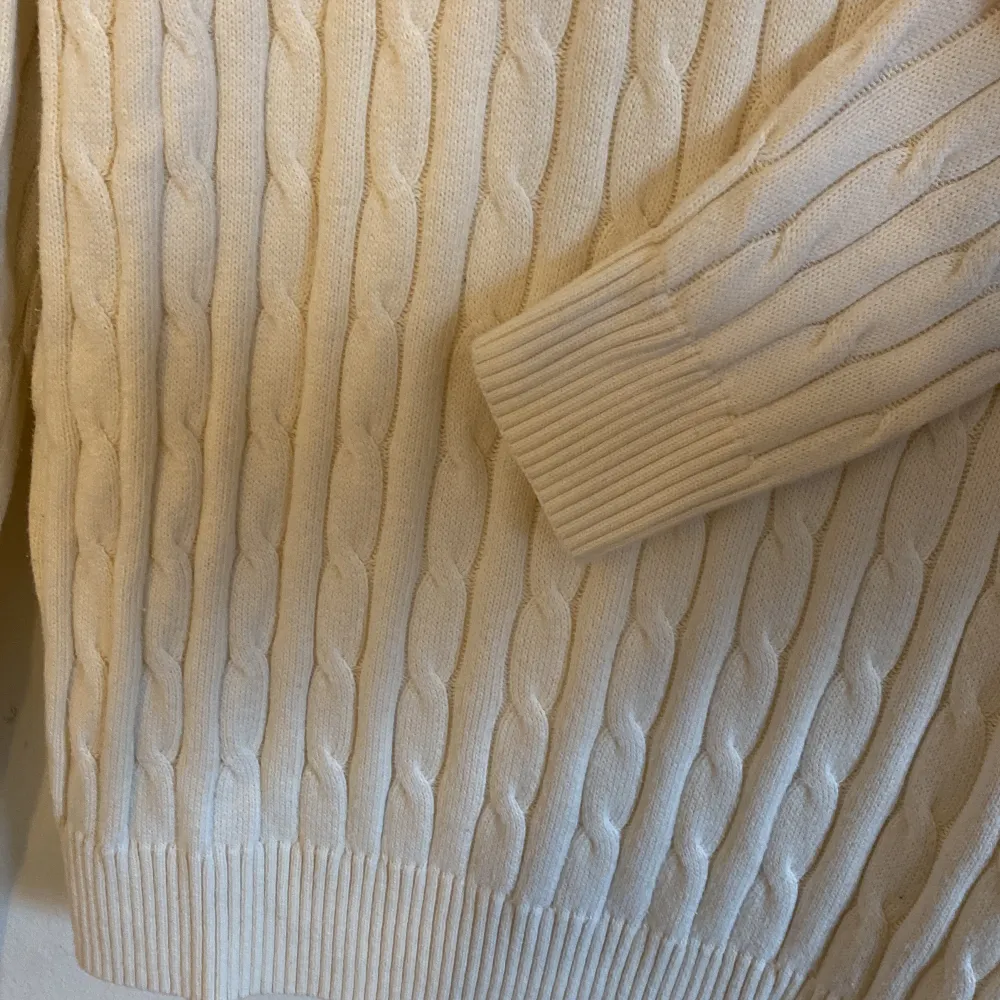 Säljer en vit tröja från gant. Den är i jätte fint skick ✨. Tröjor & Koftor.