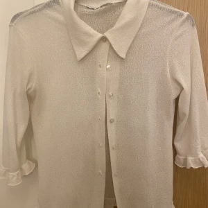 Tre kvarts ärmar blus - Säljer denna blus som är i super fint skick.